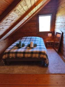 een slaapkamer met een bed in een blokhut bij Holzhaus in Langatte