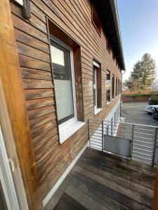 ein Gebäude mit einem Balkon mit einem Fenster in der Unterkunft Stadtwohnung in Groß-Umstadt in Groß-Umstadt
