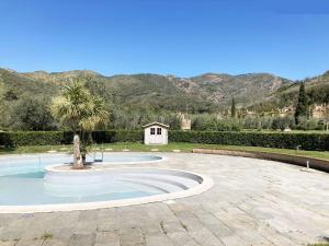 Nespecifikovaný výhled na hory nebo výhled na hory při pohledu z prázdninového domu