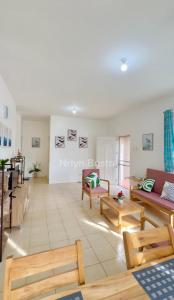 道伊斯Royal Palm 3的带沙发和桌子的客厅