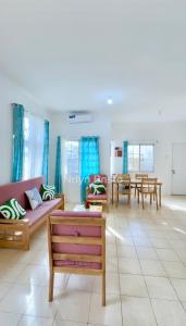 道伊斯Royal Palm 3的带沙发和桌子的客厅以及蓝色窗帘