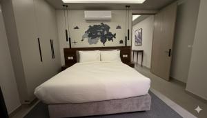 um quarto com uma grande cama branca em Alpirious em Islamabad mais 16 fotografias