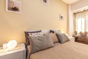 Un dormitorio con una cama con almohadas. en Barnabe Apartment, en Braga