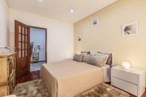 Un dormitorio con una cama grande y una ventana en Barnabe Apartment, en Braga