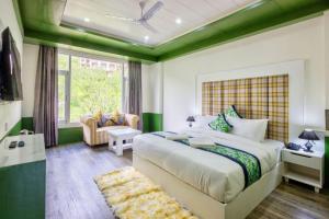 Postel nebo postele na pokoji v ubytování vella Mrina Group of hotels Sol Resort Manali#Free Parking #Mall Road 500m#Mountain view hotel + 4 fotografie
