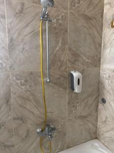 Ένα μπάνιο στο fancy 3 bedrooms apartment for rent in a sheikh zayed compound +51 φωτογραφίες