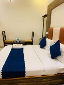 Postel nebo postele na pokoji v ubytování Hotel Woodcrest Zirakpur