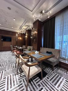 TV a/nebo společenská místnost v ubytování Adisson Hotel