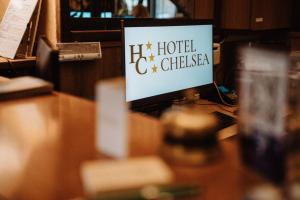 Una pantalla de computadora con un cartel de hotel y queso. en Hotel Chelsea, en Turín 37 fotos más