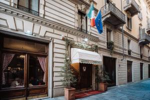 Una tienda en un edificio con banderas. en Hotel Chelsea, en Turín