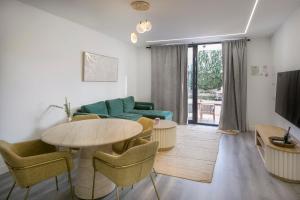 una sala de estar con una mesa y un sofá en Camping Carlos III, en La Carlota