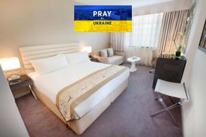 Un dormitorio con una gran cama blanca en una habitación. en Family Guest House, en Igricetanya