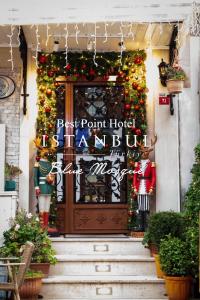 伊斯坦布尔Best Point Hotel Sultanahmet,Istanbul的装饰着圣诞花的酒店的前门