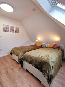 une chambre avec deux lits dans un grenier dans l'établissement Ganzes Appartement Nähe Zentrum, à Cobourg