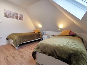 une chambre avec deux lits dans un grenier dans l'établissement Ganzes Appartement Nähe Zentrum, à Cobourg