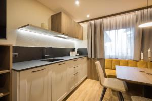 Una cocina o kitchenette en Hotel Garni Landhaus Platzer