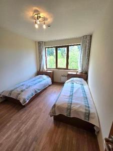 En eller flere senge i et værelse på Lucky SP apartments -Pamporovo