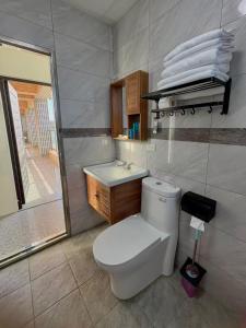 un bagno con un water, un lavandino e uno specchio di 香菇里啦 a An-ch'i