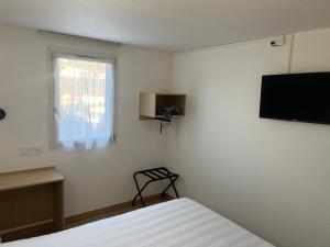 TV a/nebo společenská místnost v ubytování Brit Hotel Essentiel Saint-Flour