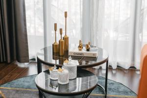 ein Zimmer mit zwei Tischen mit Schuhen drauf in der Unterkunft Hermes Housing- Masteri West Heights in Hanoi