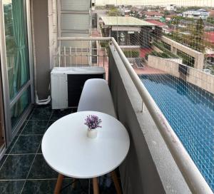un tavolo bianco e 2 sedie sul balcone di Bann-Kun Impact Muang Thong 2BR Condo Wi-Fi MRT Pink Near Airport DM 