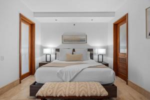 ein Schlafzimmer mit einem großen Bett und zwei Lampen in der Unterkunft Villa Jasmine Ritz Reserve Plantation residence in Higuillar