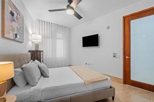 ein Schlafzimmer mit Bett und Deckenventilator in der Unterkunft Villa Jasmine Ritz Reserve Plantation residence in Higuillar