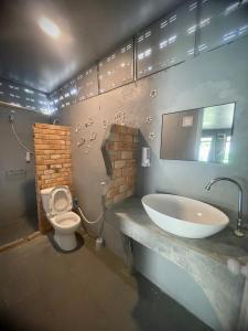 Ένα μπάνιο στο Ozone Beach House