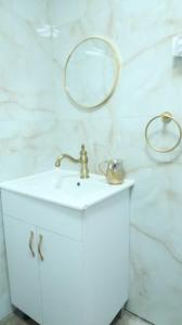 bagno con lavandino e specchio a parete di הצימר של תמר - אורחן מתאים לדתיים a Safed Altre 2 foto