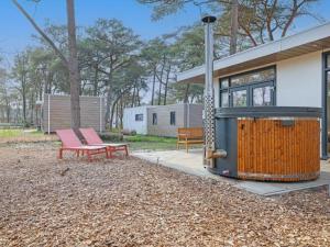 een paar roze bankjes naast een huis bij Casa Leon in Haarle