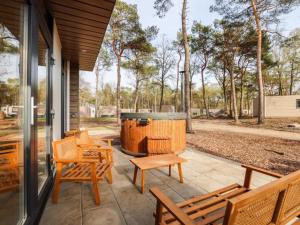 een patio met banken en een grill op een huis bij Casa Leon in Haarle