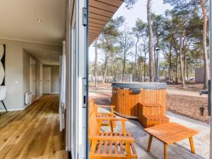 een veranda met een bankje en een prullenbak bij Casa Leon in Haarle