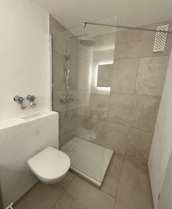 Et badeværelse på AlpinLounge Scheidegg - Studio mit Wellness und Bergblick + 14 billeder