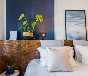 Giường trong phòng chung tại Victorian Gem with Patios & Devil's Peak Vista - 5 min to CBD