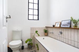 Phòng tắm tại Victorian Gem with Patios & Devil's Peak Vista - 5 min to CBD +20 ảnh