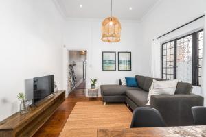 TV/trung tâm giải trí tại Victorian Gem with Patios & Devil's Peak Vista - 5 min to CBD