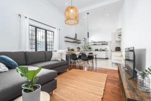 Khu vực ghế ngồi tại Victorian Gem with Patios & Devil's Peak Vista - 5 min to CBD