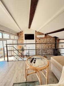 TV a/nebo společenská místnost v ubytování Ancienne cave rénovée & terrasse ensoleillée