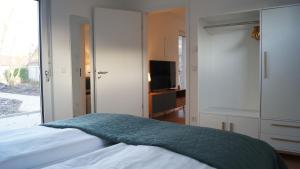 Un dormitorio con una cama y una ventana grande. en Haus Biederstaedt & LivJana, en Ottersberg 33 fotos más