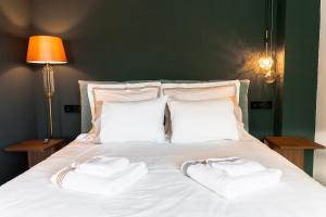 een bed met twee handdoeken erop bij Villa Octogon Câmpina in Campina +78 foto's