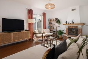 Et tv og/eller underholdning på Villa Crossdeira - A Wellness Retreat