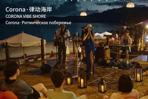 Eine Frau steht auf einer Bühne vor einer Gruppe von Menschen in der Unterkunft MGM Grand Sanya in Sanya