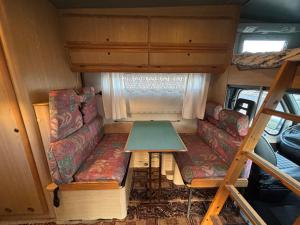 Innenansicht eines Minihauses mit Tisch und Sofa in der Unterkunft Palmi Caravan in Poris de Abona