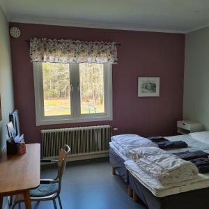 Giường trong phòng chung tại Kronobergshed vandrarhem och kursgård