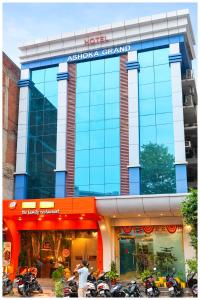 een gebouw met motoren die ervoor geparkeerd staan bij Hotel A- Grand Residency Near Vishwanath temple - Free Wi-Fi & Restaurants - Air conditioning Room- Best Budget Hotel in Varanasi