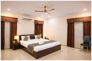 een slaapkamer met een groot bed en een televisie bij Hotel A- Grand Residency Near Vishwanath temple - Free Wi-Fi & Restaurants - Air conditioning Room- Best Budget Hotel in Varanasi