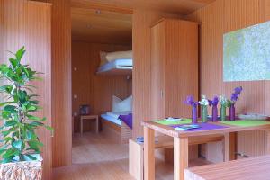 Cette chambre comprend une table et des lits superposés. dans l'établissement Weihersmühle, à Fladungen