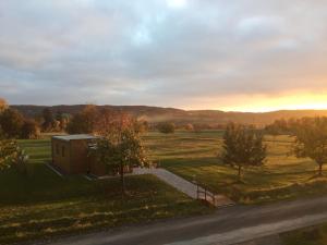 un petit bâtiment au milieu d'un champ dans l'établissement Weihersmühle, à Fladungen