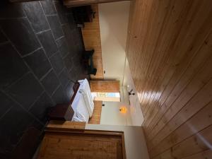 The Meemos Cafe And Cottages في تشاكراتا: اطلالة علوية على درج في المنزل