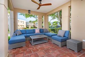 Χώρος καθιστικού στο Villa Gem Tropical Charm Prime Location